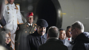 Nicolás Maduro participa de uma cerimônia de boas-vindas ao chegar no Aeroporto Internacional de Kazan