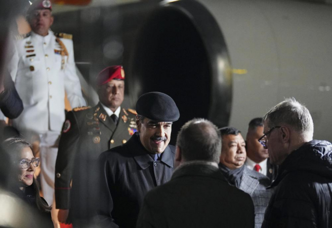 Nicolás Maduro participa de uma cerimônia de boas-vindas ao chegar no Aeroporto Internacional de Kazan