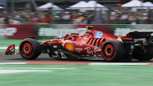 O espanhol Carlos Sainz, da Ferrari, compete na classificação do Grande Prêmio do México