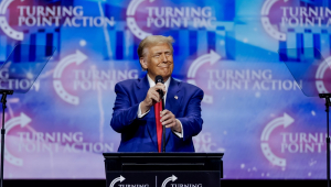 O ex-presidente dos EUA e candidato republicano à presidência, Donald Trump, fala no comício da campanha do Turning Point PAC na Gas South Arena, em Duluth, Geórgia