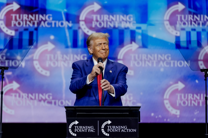 O ex-presidente dos EUA e candidato republicano à presidência, Donald Trump, fala no comício da campanha do Turning Point PAC na Gas South Arena, em Duluth, Geórgia