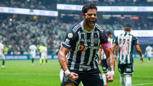 MG - BRASILEIRÃO/ATLÉTICO-MG X GRÊMIO - ESPORTES - Hulk, do Atlético Mineiro, comemora após marcar gol diante do Grêmio em partida atrasada da 6ª rodada do Campeonato Brasileiro 2024, disputada na Arena MRV, em Belo Horizonte, na noite desta quarta-feira (9).