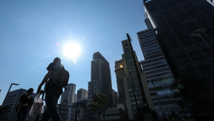 Pedestres enfrentam forte calor na região central de São Paulo