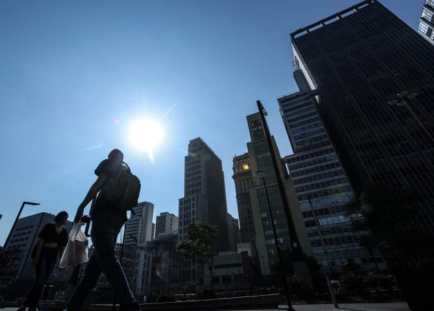 Pedestres enfrentam forte calor na região central de São Paulo