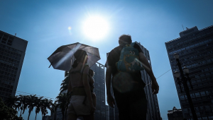 Pedestres enfrentam forte calor na região central de São Paulo