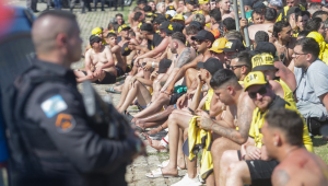 Torcedores do Peñarol, do Uruguai, são detidos por policiais militares na Praia do Recreio dos Bandeirantes