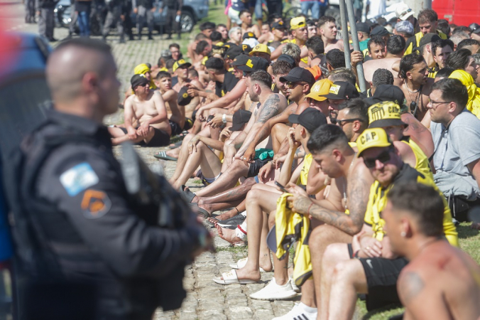 Torcedores do Peñarol, do Uruguai, são detidos por policiais militares na Praia do Recreio dos Bandeirantes