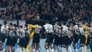 Jogadores do Corinthians fazem poropopopó em sincronia com a torcida após vitória sobre o Juventude