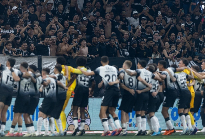 Jogadores do Corinthians fazem poropopopó em sincronia com a torcida após vitória sobre o Juventude