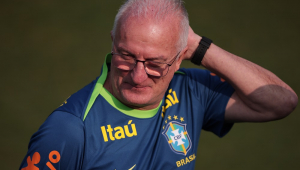 Dorival Jùnior no treino da seleção