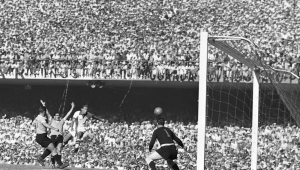 O jogador Francisco Aramburu (c), do Brasil, chuta a gol durante a partida contra o Uruguai, na final da Copa do Mundo de 1950