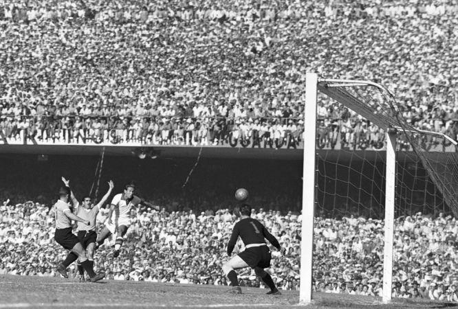 O jogador Francisco Aramburu (c), do Brasil, chuta a gol durante a partida contra o Uruguai, na final da Copa do Mundo de 1950