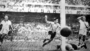 O jogador Alcides Ghiggia, do Uruguai, comemora após marcar gol durante a partida contra o Brasil, na final da Copa do Mundo de 1950, disputada no Estádio do Maracanã