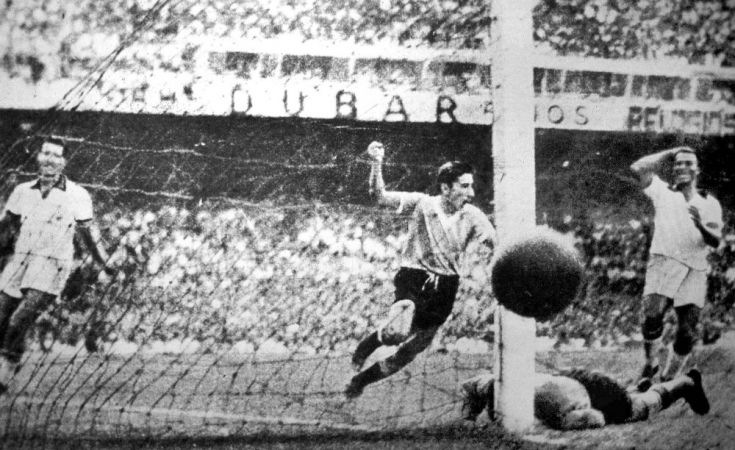 O jogador Alcides Ghiggia, do Uruguai, comemora após marcar gol durante a partida contra o Brasil, na final da Copa do Mundo de 1950, disputada no Estádio do Maracanã