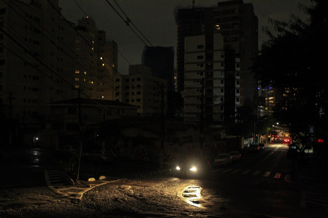 Queda de energia na rua Luminárias, na Vila Madalena