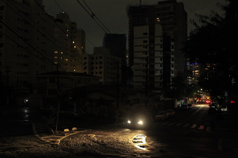 Queda de energia na rua Luminárias, na Vila Madalena