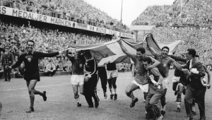 Jogadores do Brasil comemoram carregando a bandeira da Suécia em homenagem ao país sede, após vencer a final da Copa de 58