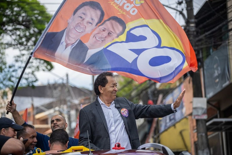 Prefeito de Taboão da Serra vota após atentado com forte esquema de segurança