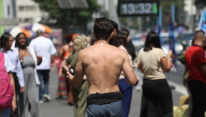 Pedestres enfrentam tempo seco e calor, com termômetros marcando 32° graus, na Avenida Paulista