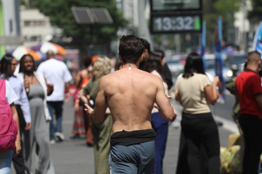 Pedestres enfrentam tempo seco e calor, com termômetros marcando 32° graus, na Avenida Paulista