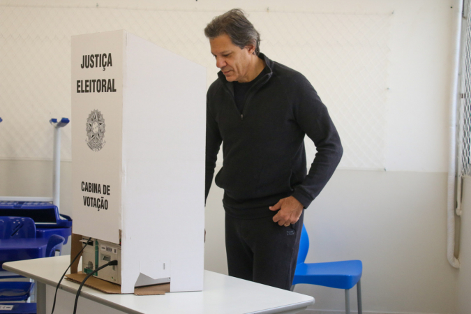 O Ministro da Fazenda, Fernando Haddad (PT), chegou acompanhado da esposa, Ana Estela Haddad, para votar no Colégio Bilíngue Catamarã, no bairro de Moema, zona sul da capital paulista, neste domingo, 06 de outubro de 2024, primeiro turno das eleições municipais que ocorre em todo o país.