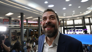 O candidato à Prefeitura de São Paulo, Guilherme Boulos (PSOL), fala com a imprensa antes de embarcar para Brasília, no Aeroporto de Congonhas