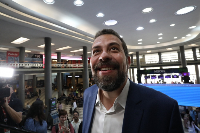 O candidato à Prefeitura de São Paulo, Guilherme Boulos (PSOL), fala com a imprensa antes de embarcar para Brasília, no Aeroporto de Congonhas