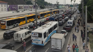 Trânsito parado na Avenida Brasil devido à operação policial na região da Cidade Alta