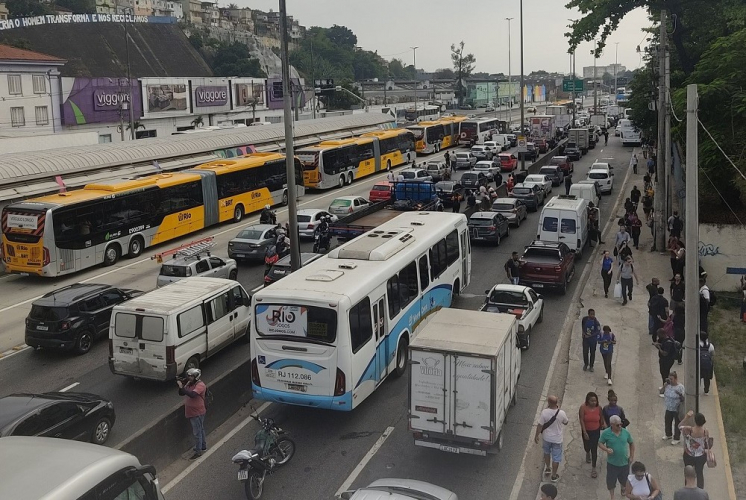 Tiroteio em operação policial fecha Avenida Brasil e deixa um morto e cinco feridos no Rio