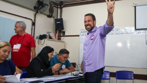 SP - ELEIÇÕES/SP - POLÍTICA - O candidato à prefeitura de São Paulo, Guilherme Boulos (PSOL), vota na manhã deste domingo (06) no CEU Campo Limpo ao lado de sua esposa e filhas, além Ministra do Meio Ambiente Marina Silva e da candidata à vice-prefeita, Marta Suplicy (PT). 06/10/2024