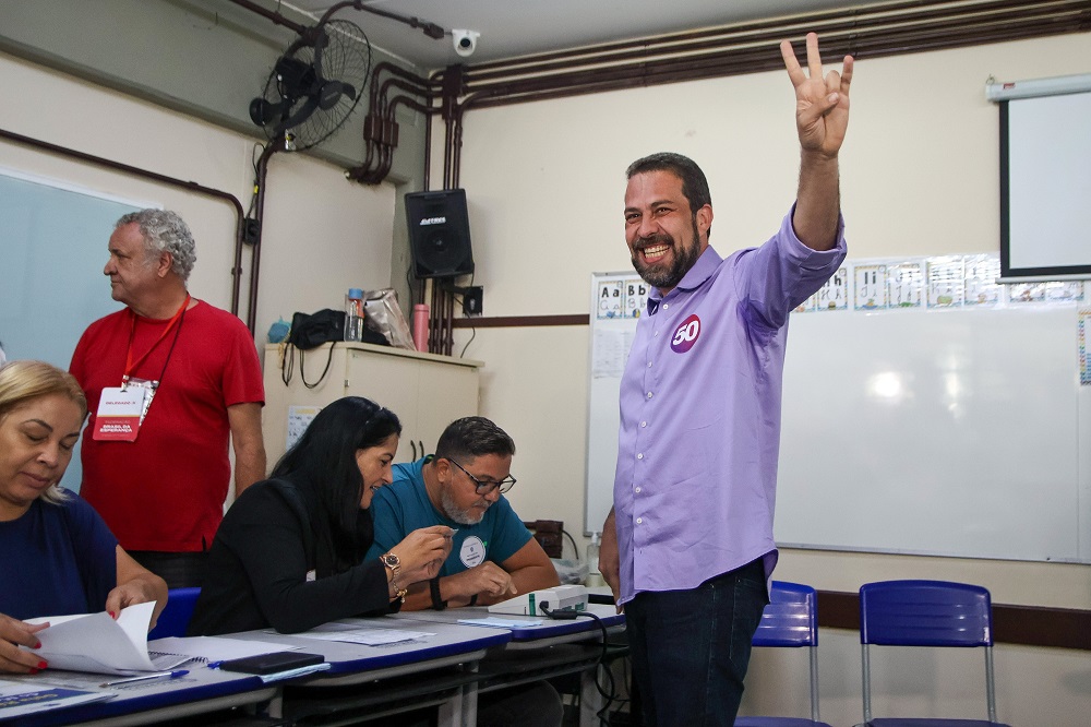 SP - ELEIÇÕES/SP - POLÍTICA - O candidato à prefeitura de São Paulo, Guilherme Boulos (PSOL), vota na manhã deste domingo (06) no CEU Campo Limpo ao lado de sua esposa e filhas, além Ministra do Meio Ambiente Marina Silva e da candidata à vice-prefeita, Marta Suplicy (PT). 06/10/2024