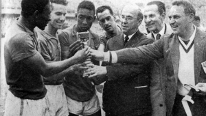 Da esquerda para a direita, Djalma Santos, Zagallo, Pelé, Zito e o chefe da delegação brasileira, Paulo Machado de Carvalho, seguram a taça Jules Rimet.