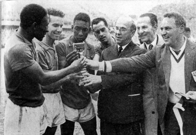 Da esquerda para a direita, Djalma Santos, Zagallo, Pelé, Zito e o chefe da delegação brasileira, Paulo Machado de Carvalho, seguram a taça Jules Rimet.