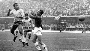 Vavá da Seleção Brasileira chega antes do goleiro Springett e marca, de cabeça, o segundo gol do Brasil na vitória de 3 a 1 sobre a Inglaterra