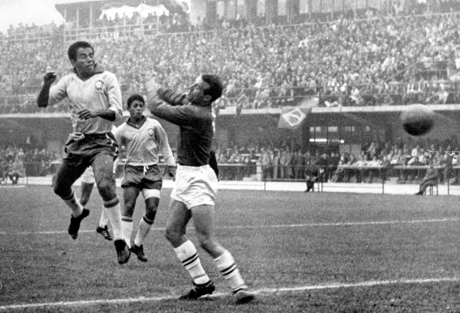 Vavá da Seleção Brasileira chega antes do goleiro Springett e marca, de cabeça, o segundo gol do Brasil na vitória de 3 a 1 sobre a Inglaterra