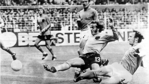 O holandês Neeskens disputa a bola com o sueco Nordqvist, em 19 de junho de 1974, na cidade de Dortmund.