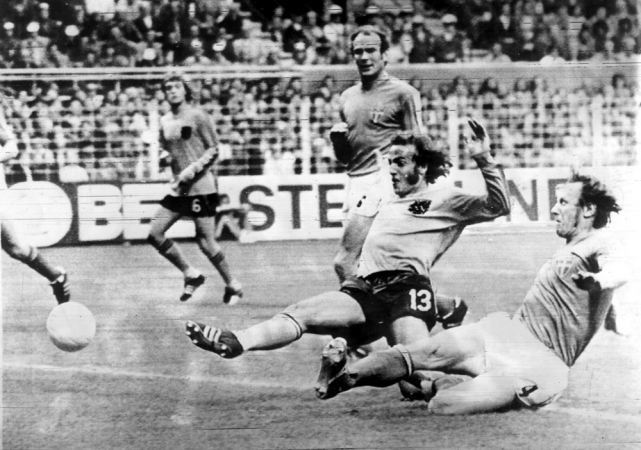 O holandês Neeskens disputa a bola com o sueco Nordqvist, em 19 de junho de 1974, na cidade de Dortmund.