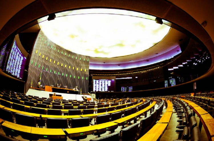 Câmara dos Deputados tem vazamento de água do teto após forte chuva em Brasília