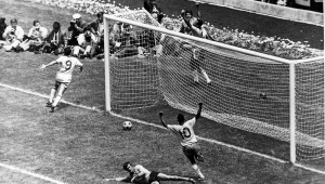 Pelé comemora o quarto gol marcado por Carlos Alberto no jogo contra a Itália na copa do mundo de 1970