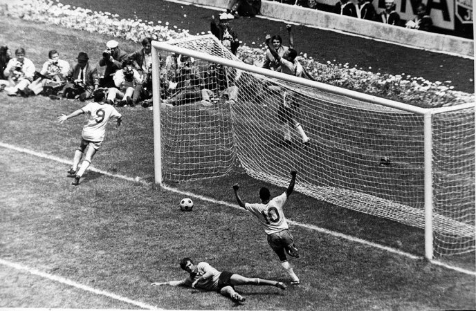 Pelé comemora o quarto gol marcado por Carlos Alberto no jogo contra a Itália na copa do mundo de 1970