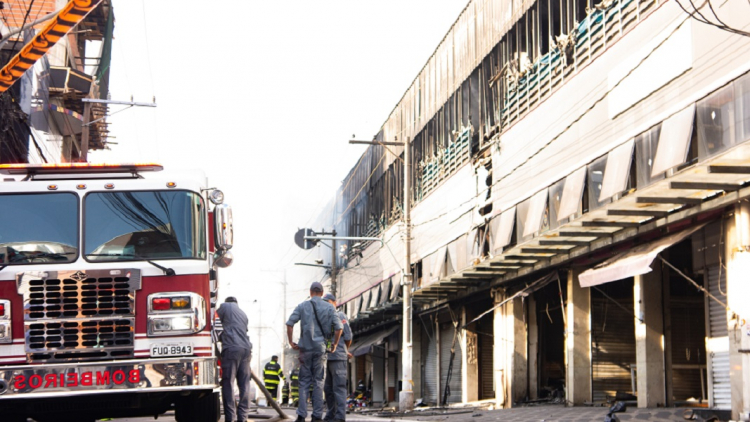 Incêndio atinge o Shopping 25 de Março, em SP