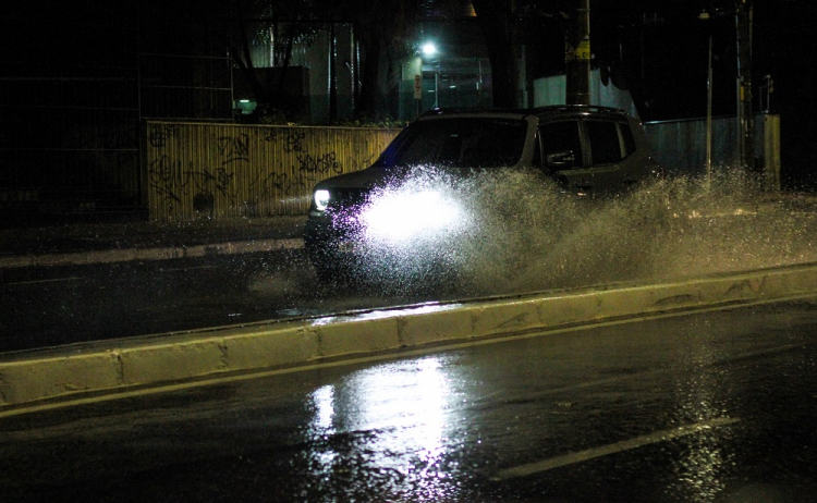 Temporal provoca alagamento, queda de árvores e falta de luz em Belo Horizonte