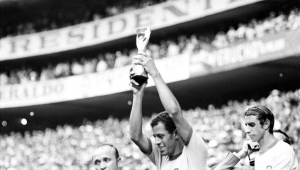 O capitão da Seleção Brasileira, Carlos Alberto Torres, levanta a Taça Jules Rimet