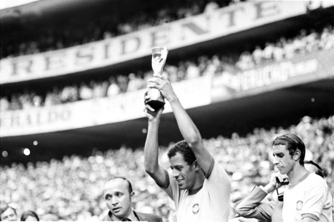 O capitão da Seleção Brasileira, Carlos Alberto Torres, levanta a Taça Jules Rimet