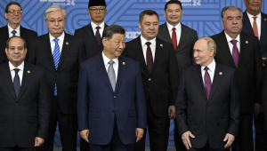 O presidente do Egito, Abdel Fattah al-Sisi, o presidente da China, Xi Jinping, o presidente da Rússia, Vladimir Putin, e outros participantes da reunião de ampliação no formato BRICS Plus posam para uma foto oficial durante a cúpula do BRICS em Kazan