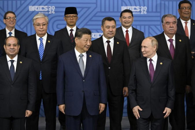 O presidente do Egito, Abdel Fattah al-Sisi, o presidente da China, Xi Jinping, o presidente da Rússia, Vladimir Putin, e outros participantes da reunião de ampliação no formato BRICS Plus posam para uma foto oficial durante a cúpula do BRICS em Kazan