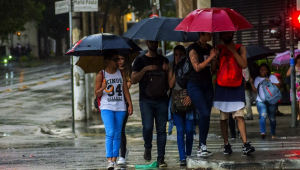 Pedestres enfrentam chuva na região central da cidade de São Paulo