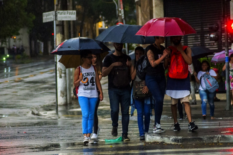 Chuva perde força em SP, mas Defesa Civil mantém alerta para acumulados moderados