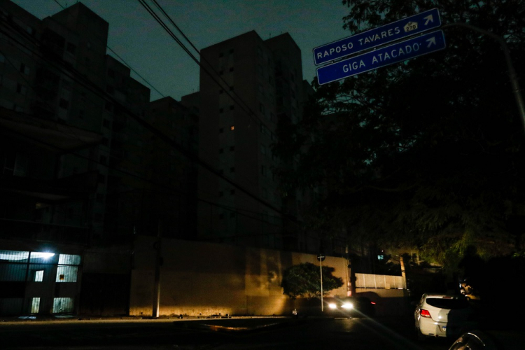 Chuvas voltam a afetar fornecimento de energia, e 76 mil clientes ficam sem luz em SP