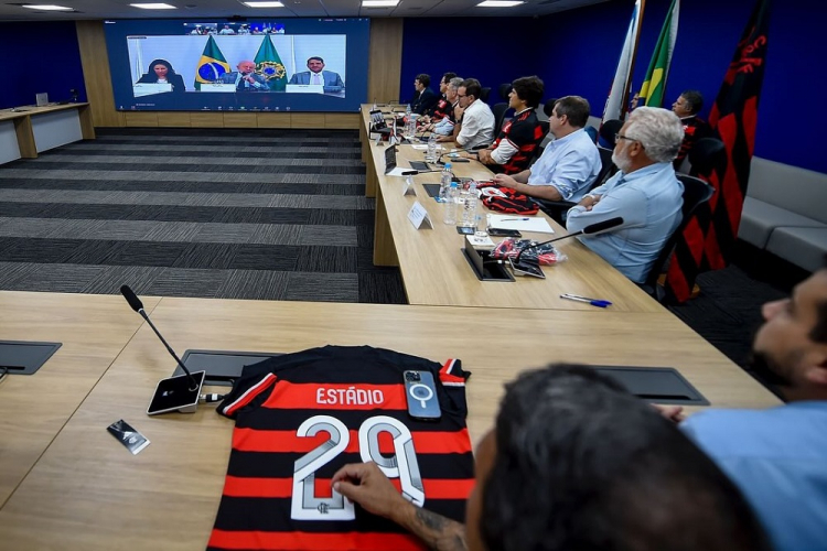 Lula assina acordo para novo estádio do Flamengo no Gasômetro